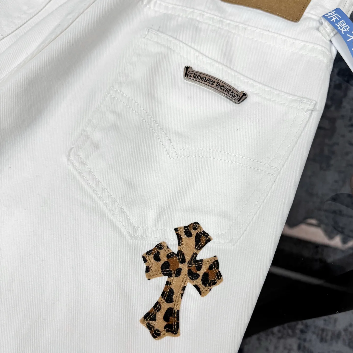 P250 Chrome Hearts Mattyboy graffiti painted leopard print horse hair cross jeans Special Italian cowhide print and cut Customized sheepskin three-layer thick thread leather The whole body is spliced in heavy water washing process Craftsmen hand-splash ink You can see the details Three-dimensional cutting version Loose and comfortable without picking up the figure Make you taller and slimmer Factory Seiko Original quality control Same style for men and women Can be matched with couples Versatile recommendation Necessary jeans for all seasons Color: White Size: 28/30/32/34 Waist: 71/76/81/86 Hips: 95/100/105/110 Pants length: 98/100/102/104